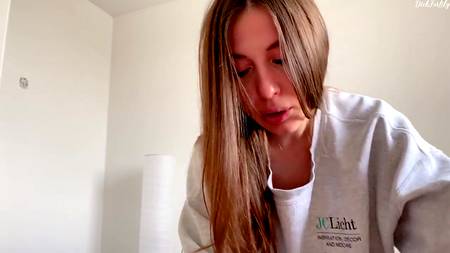 Русский пацан дал сестричке пососать хуй и мощно кончил ей на язычок