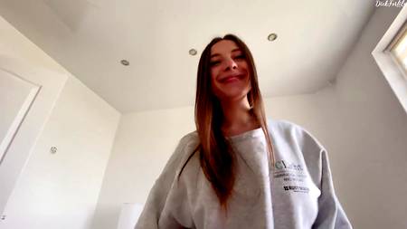 Русский пацан дал сестричке пососать хуй и мощно кончил ей на язычок