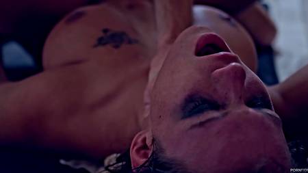 Ловелас жестко ебет брюнетку с огромными силиконовыми сиськами