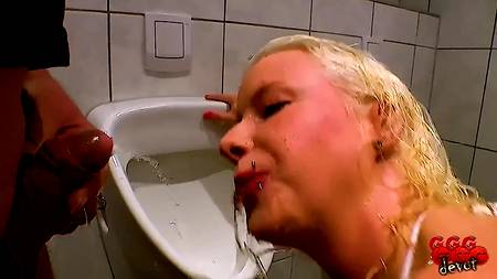 Мужики толпой писают в рот красивым светловолосым нимфам