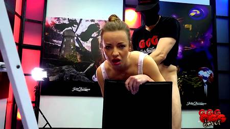 Мужики толпой писают в рот красивым светловолосым нимфам