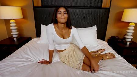 Maya Bijou проходит кастинг на длинном хую довольного агента