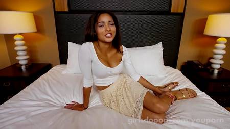 Maya Bijou проходит кастинг на длинном хую довольного агента