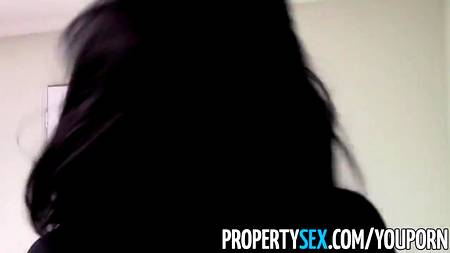 Настойчивый клиент вдул риэлторшу и наполнил ее рот спермой