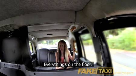 Раскрутил худенькую девку на секс в автомобиле