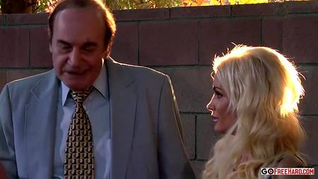 Nicole Aniston соблазнила зрелого самца