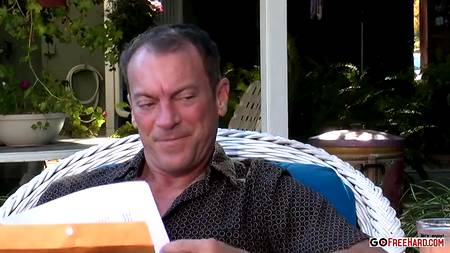 Nicole Aniston соблазнила зрелого самца