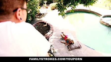 Паренек доставил оргазм прелестной девушке