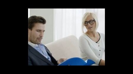 Начальник трахнул анальную дырочку секретарши