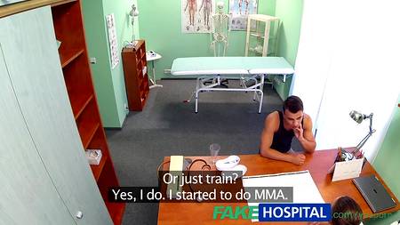 Врачиха занялась сексом на больничной койке