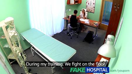 Врачиха занялась сексом на больничной койке
