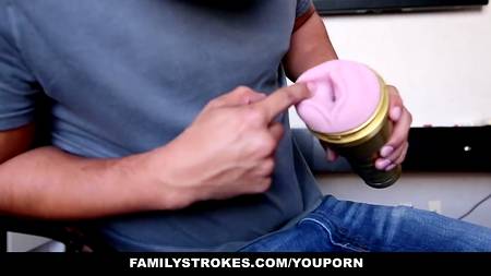 Красотка застукала за дрочкой своего братишку