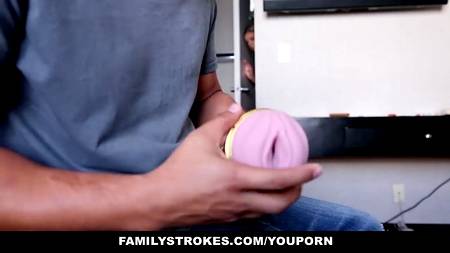 Красотка застукала за дрочкой своего братишку