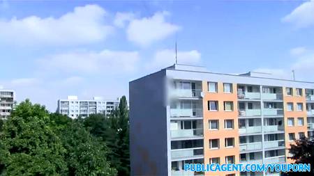 Красивая девчонка умело работает влажной пиздой