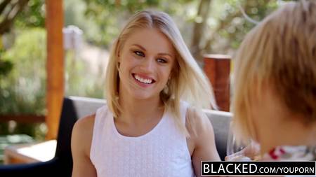 Две горячие блондинки дождались с душа чернокожего жеребца