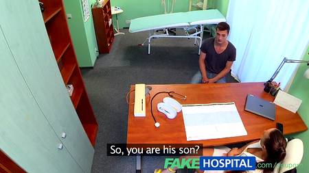 Сексуальная врачиха не против пошалить с пациентом