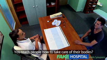 Сексуальная врачиха не против пошалить с пациентом