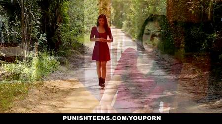 Кабель жестко отодрал любопытную молоденькую соседку