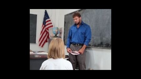 Студентка соблазнила своего взрослого преподавателя