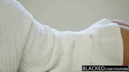 Молоденькая белая девушка не упустила возможности отдаться негру