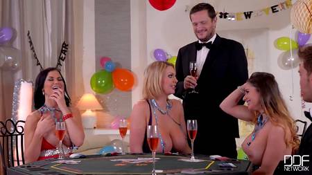 Девки с большими буферами отдались парням прямо в казино