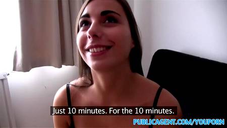 Милая брюнетка снялась в своем первом порно