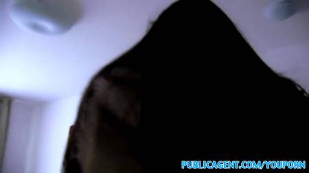 Милая брюнетка снялась в своем первом порно