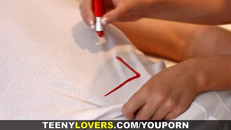 Красотка пробудила любимого нежным минетом