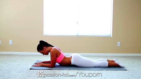 Мускулистый кабель не устоял перед горячей брюнеткой