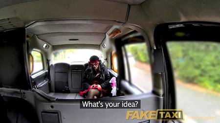 Таксист раскрутил пассажирку на интим