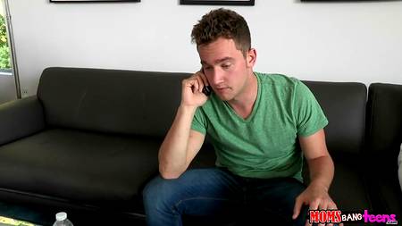 Самец удачно зашел в комнату к двум возбужденным девицам