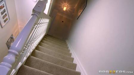 Рыженькая девушка соблазнила напарника своего отца