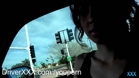 Водила запикапил азиатку и классно оттрахал в салоне машины