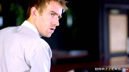 Горячая брюнетка с легкостью соблазнила официанта