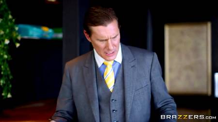 Горячая брюнетка с легкостью соблазнила официанта