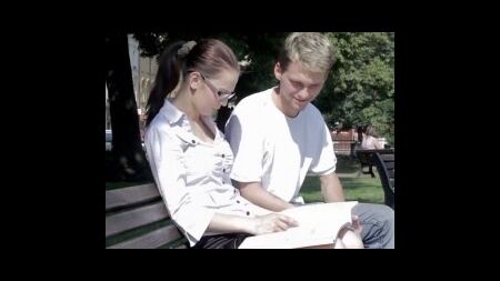 Парень удачно познакомился с миленькой девчонкой