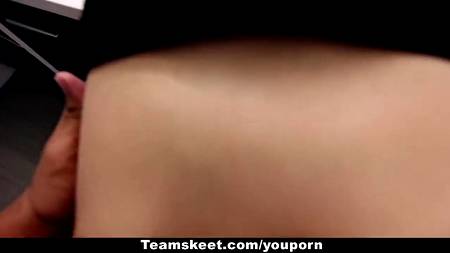 Парень с видео камерой в руках натянул на свой половой орган шикарную блондинку