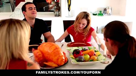 Блондинка скачет на члене своего любимого