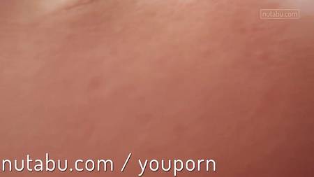 Милая девушка знает как довести себя до оргазма при помощи мастурбации