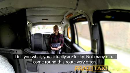 Зрелая дамочка подставила попку под пенис таксиста