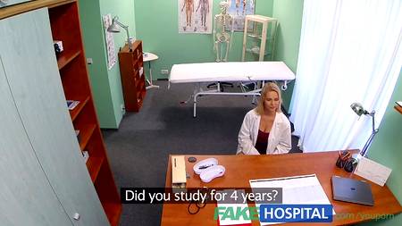 Врач воспользовался узким влагалищем симпатичной медсестры
