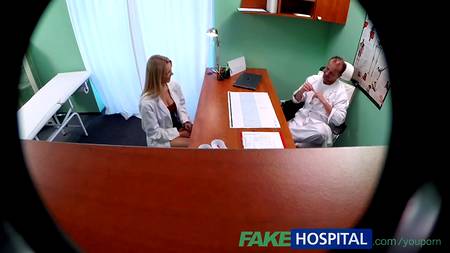 Врач воспользовался узким влагалищем симпатичной медсестры