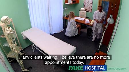 Врач воспользовался узким влагалищем симпатичной медсестры