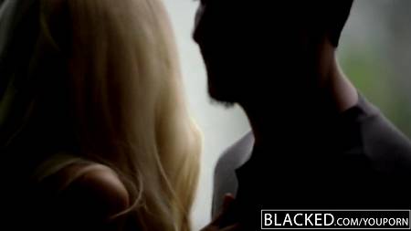 Чернокожий самец наказал членом шикарную блондинку за измену