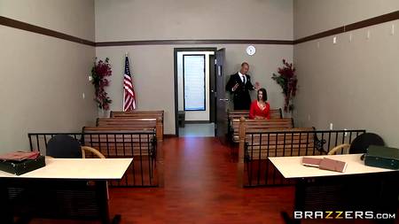 Девчонка с пышными титьками обработала член полицейского