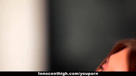 Привлекательная студентка отработала оценку телом