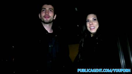 Брюнетка приятно заработала деньжат своим телом