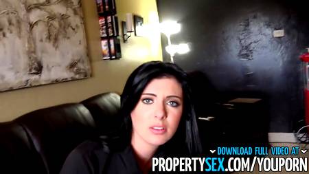 Паренек удачно зашел в гости к горячей брюнетке