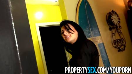 Паренек удачно зашел в гости к горячей брюнетке