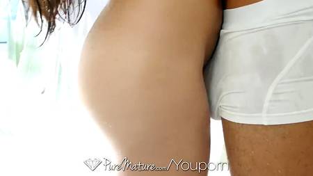 Возбужденная красавица радостно встретила своего мужчину